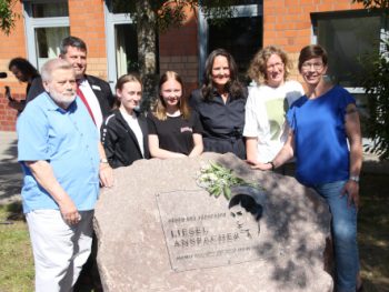Permalink auf:Gedenkstein erinnert an die ehemalige Schülerin Liesel Anspacher